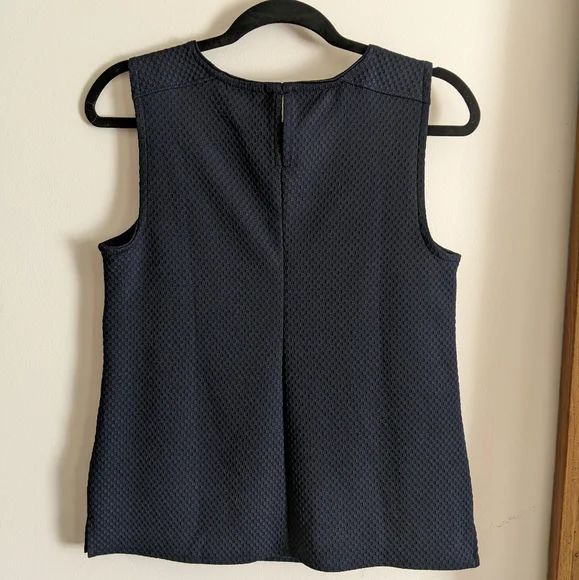 NWT Banana Republic Navy Blue Sleeveless Suit Blouse Textured Closure Size Small - Picture 4 of 9